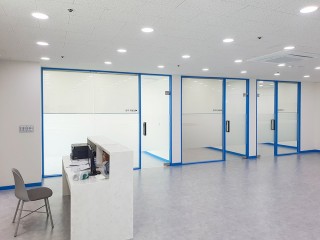메인컬러가 포인트인 보청기센터 인테리…