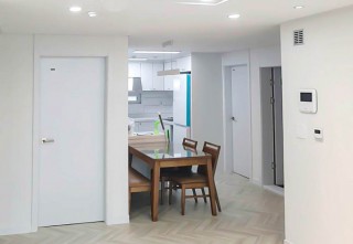 두개의 실링팬이 있는 아파트 인테리어