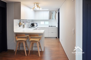 화이트와 우드가 조화로운 아파트인테리…