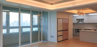 이색적인 조명과 함께하는 아파트 인테…